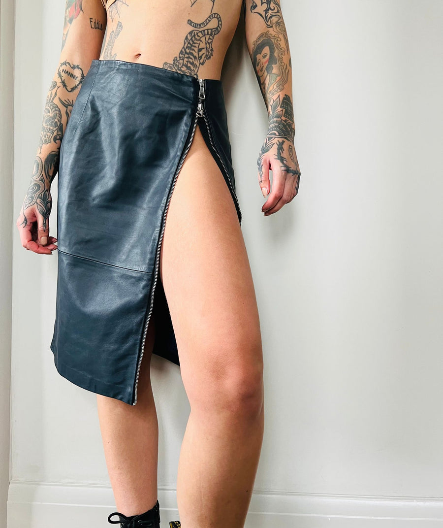 NAVY ZIP SKIRT